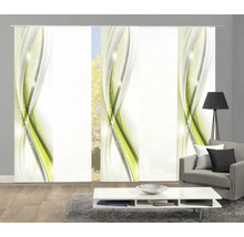 Schiebegardine mit grün-weißem Wellenmuster in einem Wohnzimmer