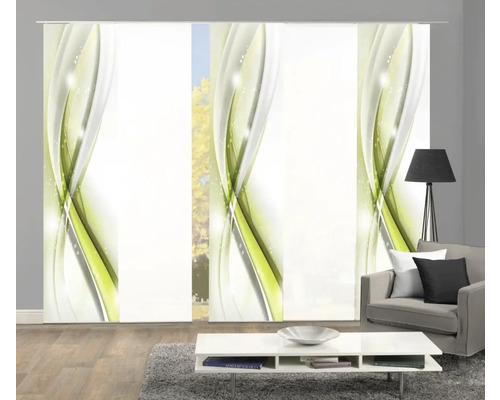 Schiebegardine mit grün-weißem Wellenmuster in einem Wohnzimmer