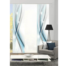 Wohnzimmer mit Schiebegardinen mit abstraktem Design, Lampe, Sessel und Tisch