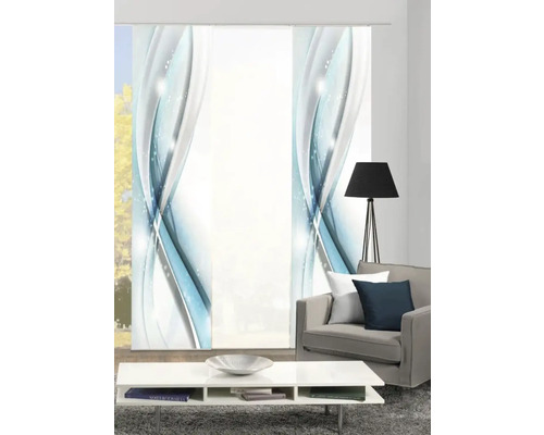 Wohnzimmer mit Schiebegardinen mit abstraktem Design, Lampe, Sessel und Tisch