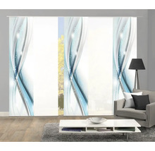 Dekorative Schiebegardinen mit abstraktem Muster im Wohnzimmer.