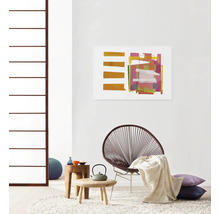Wohnzimmer mit Stuhl, Couchtisch, Kissen und einem abstrakten Kunstwerk an der Wand