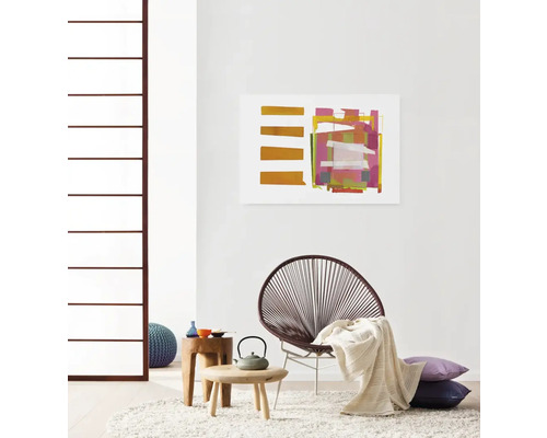 Wohnzimmer mit Stuhl, Couchtisch, Kissen und einem abstrakten Kunstwerk an der Wand