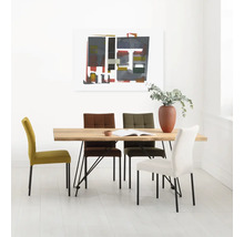 Esszimmer mit Holztisch und vier Stühlen mit Metallbeinen