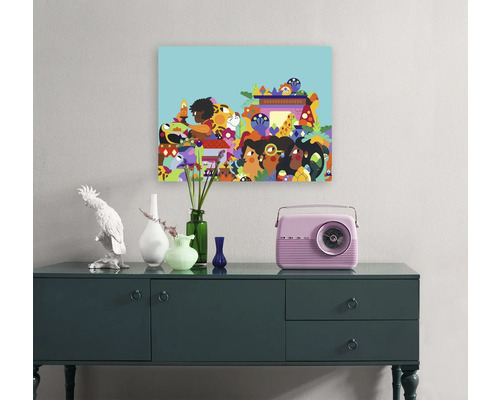 Dekorative Leinwand mit abstraktem Design über einem Schrank