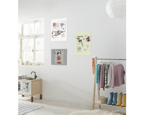 Helles Zimmer mit Wanddekoration mit den Disney Motiven Dumbo, Pinocchio und Peter Pan.