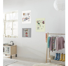 Helles Kinderzimmer mit Wanddekoration mit Dumbo, Peter Pan und Pinocchio Motiven