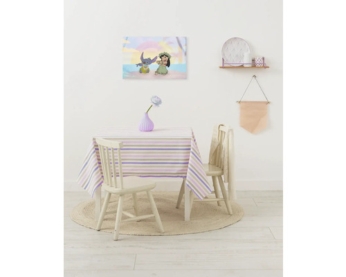 Dekoratives Kinderzimmer mit Tisch, Stühlen und einem Wandbild mit Lilo und Stitch.