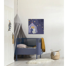 Kinderzimmer mit Kinderbett, Baldachin und Wandbild