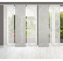 Schiebegardine mit Kreismuster vor einem Fenster