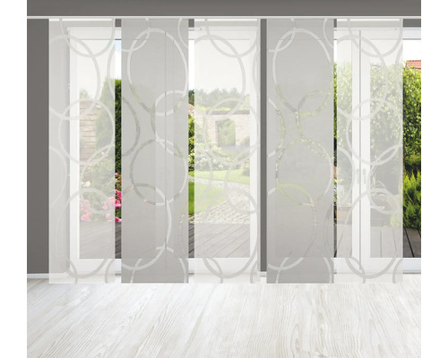 Schiebegardine mit Kreismuster vor einem Fenster