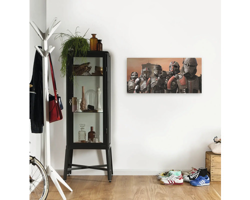 Flur mit Garderobe, Vitrinenschrank, Leinwandbild und Schuhkollektion