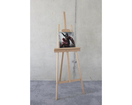Holzstaffelei mit Leinwand und Superheldenmotiv