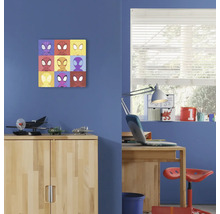 Dekoratives Wandbild mit Comicfiguren im Kinderzimmer.