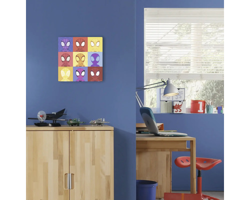 Dekoratives Wandbild mit Comicfiguren im Kinderzimmer.