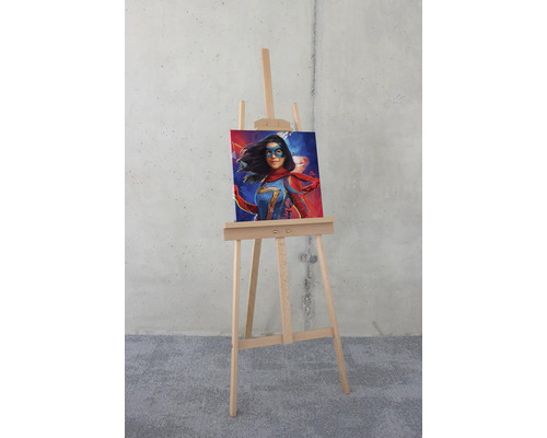 Gemälde von Ms. Marvel auf einer Holzstaffelei