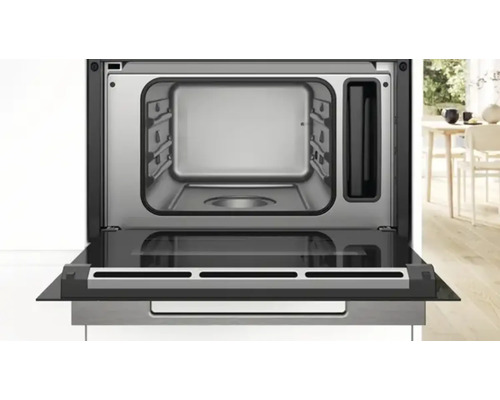 Innenraum eines geöffneten Mikrowellenofens