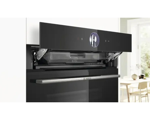 Bosch Backofen mit geöffneter Tür und Bedienfeld