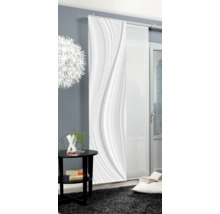 Szene mit Schiebevorhang mit Wellenmuster, Tisch, Lampe und Kissen