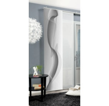 Dekorative Schiebegardine mit abstraktem Muster im Wohnzimmer.