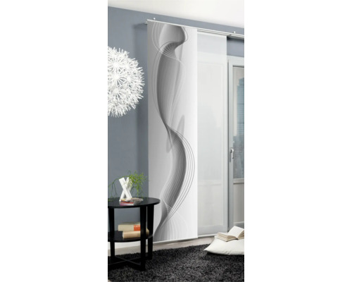 Dekorative Schiebegardine mit abstraktem Muster im Wohnzimmer.