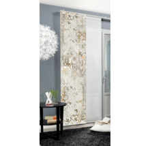 Wohnraum mit Schiebegardine mit Muster, Tisch und Dekoration