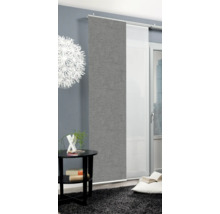 Wohnraum mit Schiebevorhang, Beistelltisch und Teppich