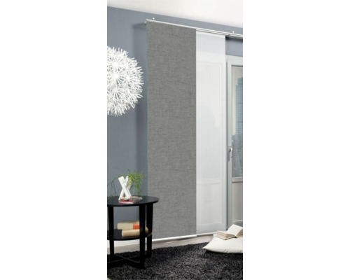 Wohnraum mit Schiebevorhang, Beistelltisch und Teppich