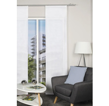 Wohnzimmer mit Schiebegardinen, Sessel und Beistelltisch