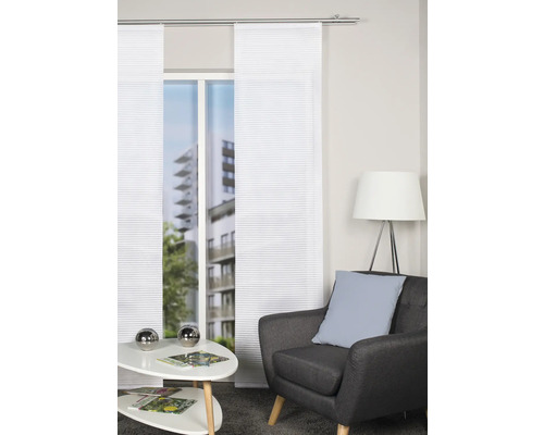 Wohnzimmer mit Schiebegardinen, Sessel und Beistelltisch