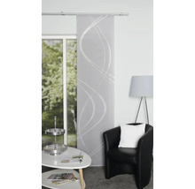 Dekorative Schiebegardine mit abstraktem Muster im Wohnzimmer.