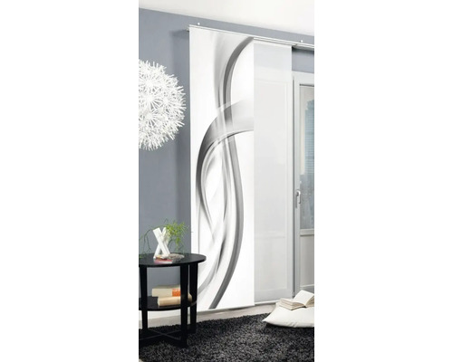 Wohnzimmer mit Schiebegardine mit abstraktem Muster, Beistelltisch und Dekoration