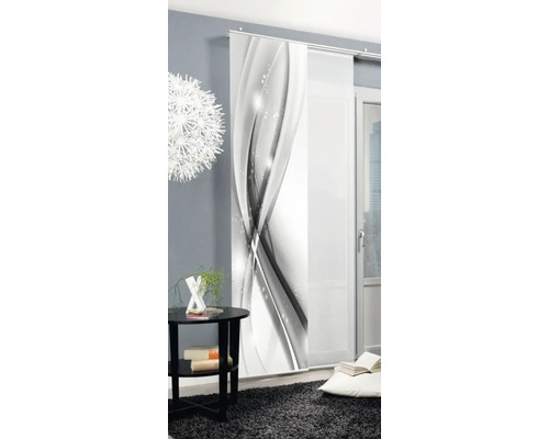 Schiebegardine mit abstraktem Design in einem Wohnzimmer