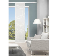 Wohnzimmer mit Schiebegardine mit Kreismuster, Sessel, Stehlampe und Regal