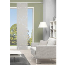 Wohnzimmer mit Schiebegardine, Sofa und Regal