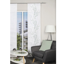 Wohnzimmer mit Schiebevorhängen, Sessel und Beistelltisch für eine helle, organisierte Atmosphäre.