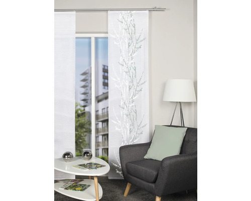 Wohnzimmer mit Schiebevorhängen, Sessel und Beistelltisch für eine helle, organisierte Atmosphäre.