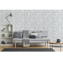 Wohnzimmer mit Sofa, Regal und Tapete mit geometrischem Muster