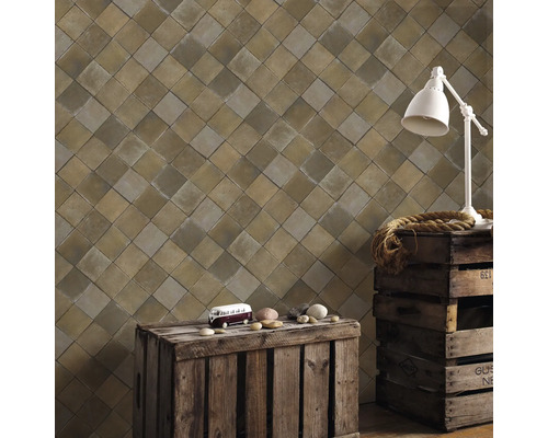 Wandgestaltung mit quadratischen Keramikfliesen und Holzdekoration