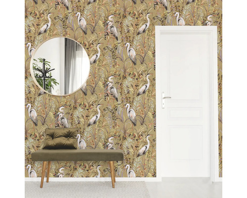 Raumansicht mit Tapete mit Reiher- und Pflanzenmuster, Spiegel, Bank und Tür