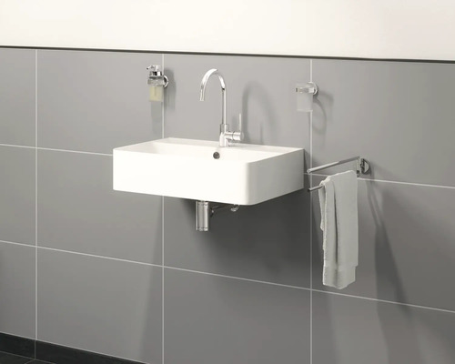 Badezimmer Waschbecken mit Armatur, Seifenspender, Zahnputzbecher und Handtuchhalter
