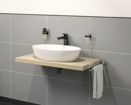 Modernes Badezimmer mit Waschbecken, Ablage, Armatur, Handtuchhalter, Seifenspender und Zahnputzbecher