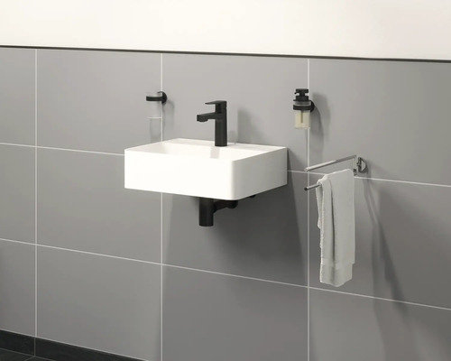 Badezimmer Waschbecken mit Armatur, Seifenspender, Glas mit Halterung und Handtuchhalter