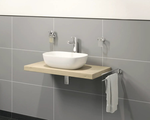 Modernes Badezimmer mit Waschbecken, Armatur, Seifenspender, Zahnputzbecher und Handtuchhalter