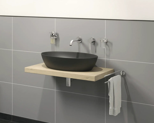 Modernes Badezimmer mit schwarzem Aufsatzwaschbecken auf hellem Holzunterschrank, Armatur und Handtuchhalter