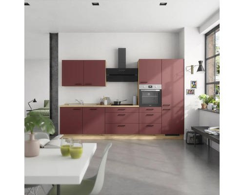 Helle Küche mit Küchenschränken, Dunstabzugshaube und Ofen in einem modernen Wohnraum.