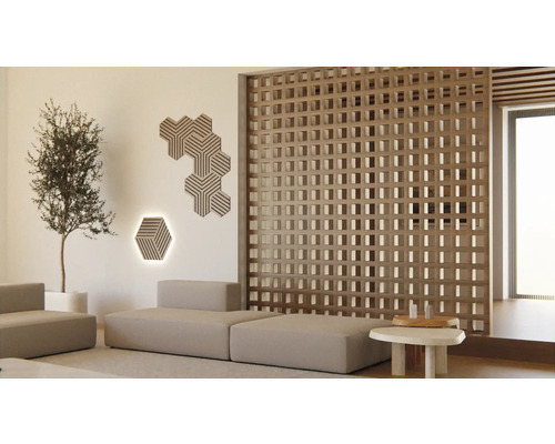 Heller Raum mit Holzpaneelwand, Sitzgruppe und dekorativen Wandelementen