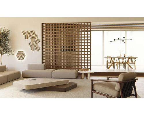 Wohnzimmer mit Sofa, Sessel, Tisch, Holzpaneel und Dekoration