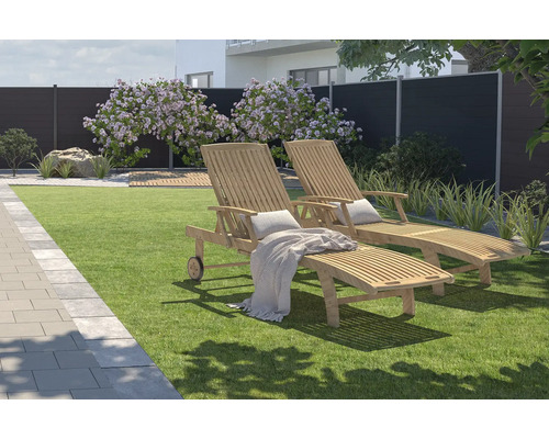 Gartenszene mit zwei Holzliegen auf Rasenfläche und Sichtschutzzaun im Hintergrund