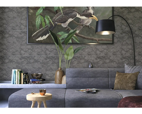 Wohnzimmer mit grauer Couch, Bücherregal, Stehlampe und Wandbild